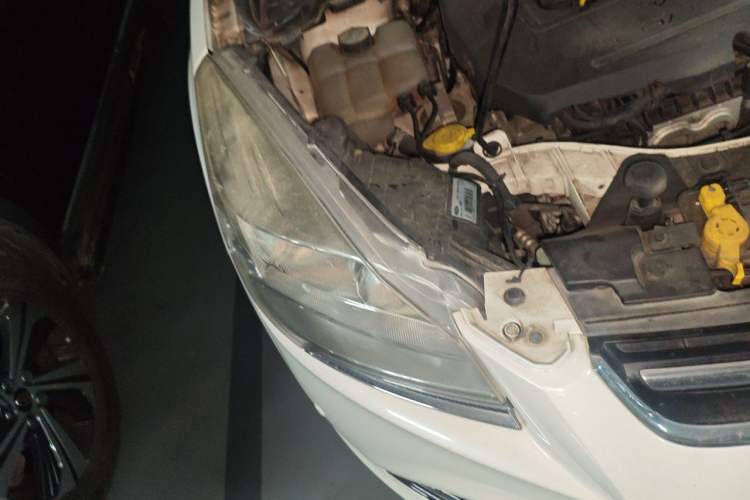 Used Ford Kuga 2015 1.5L GTDi Two-Wheel-Drive Comfort Model Right Front Headlight