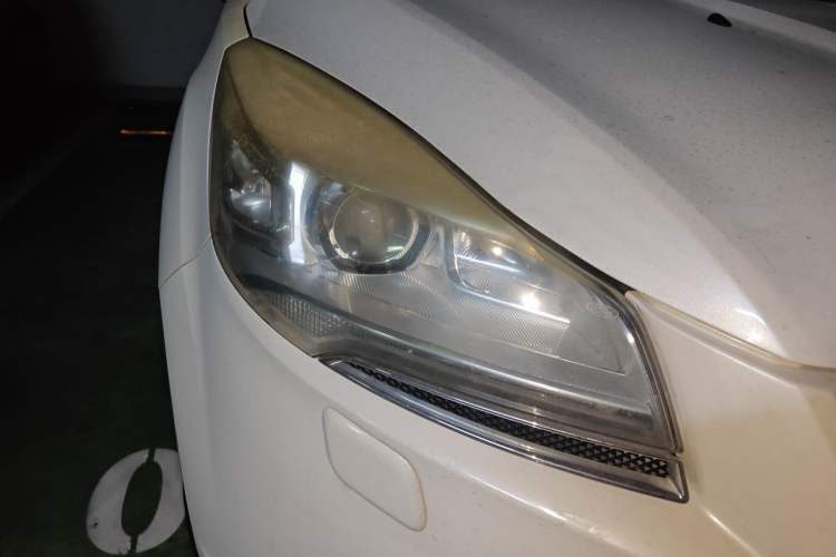 Used Ford Kuga 2015 2.0L GTDi Four-Wheel-Drive Sport Model Right Front Headlight