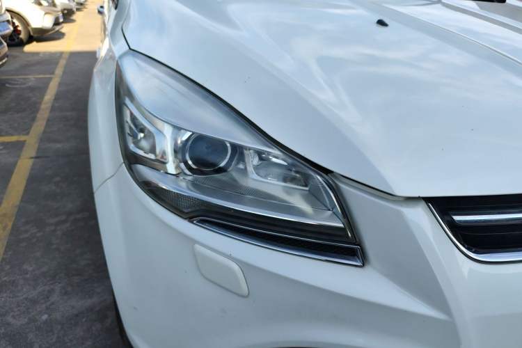 Used Ford Kuga 2015 2.0L GTDi Four-Wheel-Drive Sport Model Right Front Headlight
