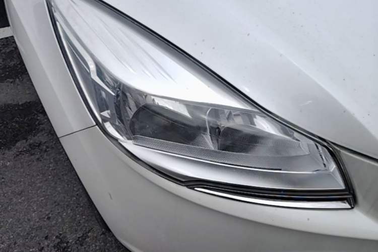 Used Ford Kuga 2015 1.5L GTDi Four-Wheel-Drive Elite Model Right Front Headlight
