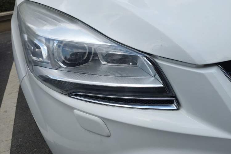 Used Ford Kuga 2015 2.0L GTDi Four-Wheel-Drive Sport Model Right Front Headlight