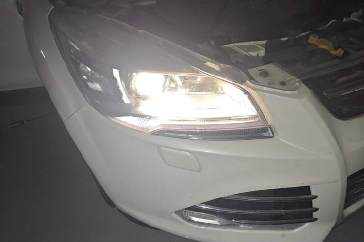 Used Ford Kuga 2015 2.0L GTDi Four-Wheel Drive Prestige Model Right Front Headlight