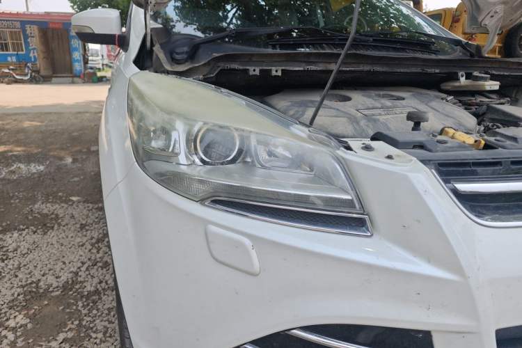 Used Ford Kuga 2015 2.0L GTDi Four-Wheel-Drive Sport Model Right Front Headlight