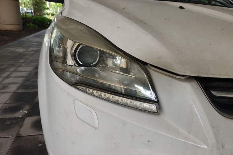Used Ford Kuga 2015 2.0L GTDi Four-Wheel Drive Prestige Model Right Front Headlight