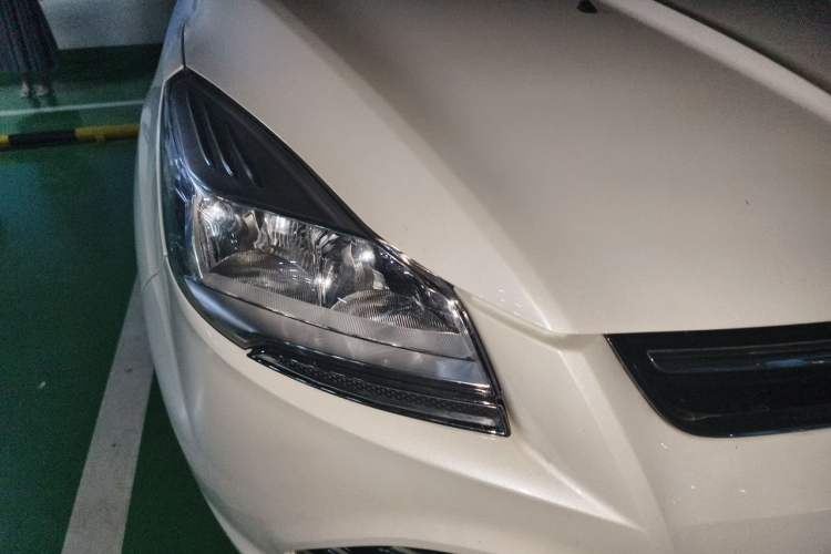 Used Ford Kuga 2015 2.0L GTDi Four-Wheel Drive Elite Model Right Front Headlight