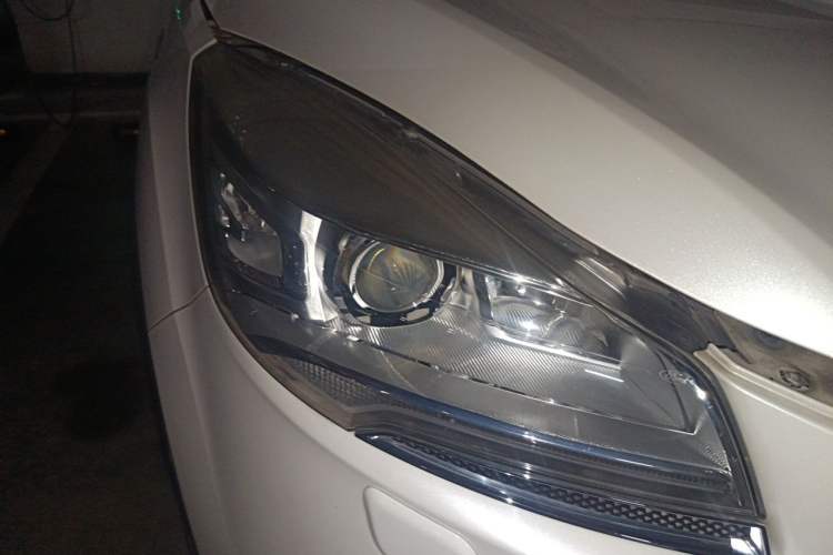 Used Ford Kuga 2015 2.0L GTDi Four-Wheel Drive Prestige Model Right Front Headlight