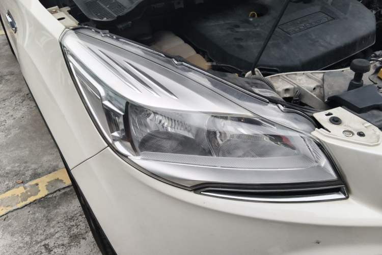 Used Ford Kuga 2015 2.0L GTDi Four-Wheel Drive Elite Model Right Front Headlight