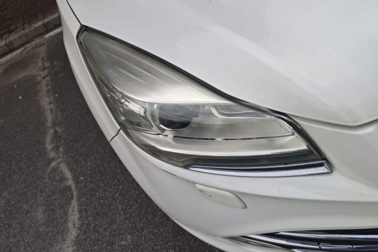 Used Ford Kuga 2015 2.0L GTDi Four-Wheel-Drive Sport Model Right Front Headlight