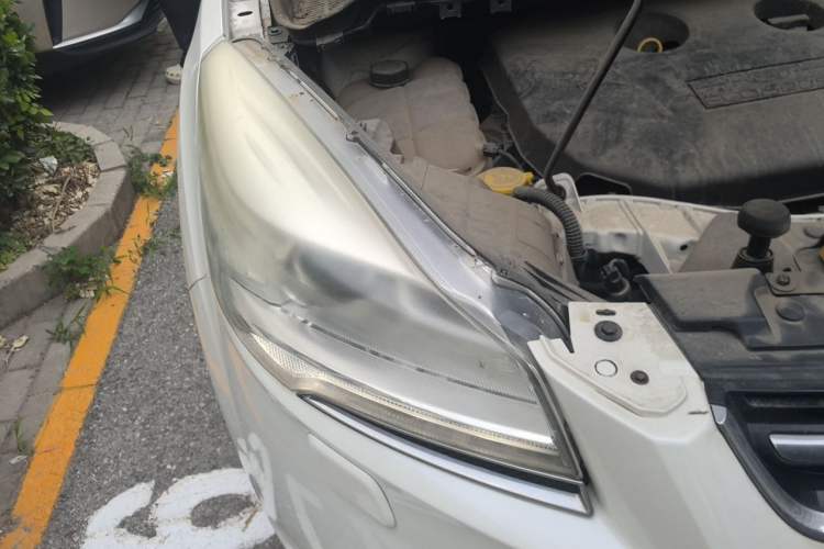 Used Ford Kuga 2015 2.0L GTDi Four-Wheel-Drive Sport Model Right Front Headlight
