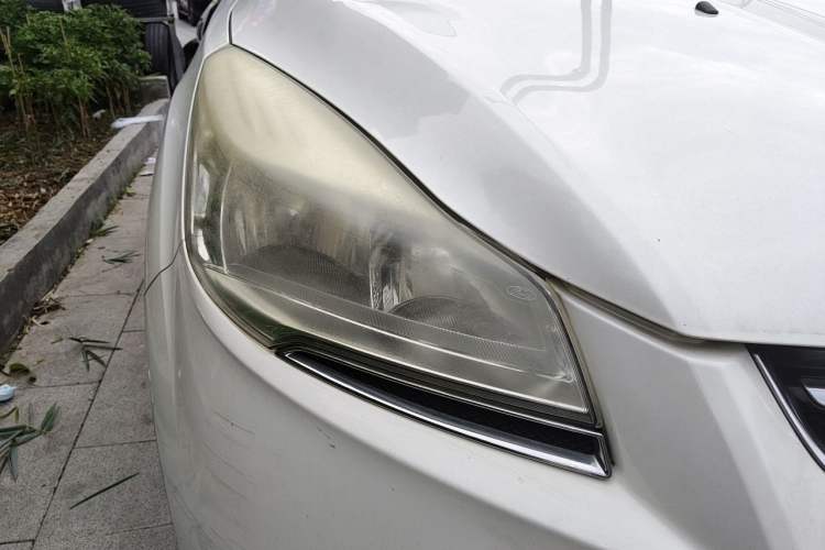 Used Ford Kuga 2015 1.5L GTDi Two-Wheel-Drive Comfort Model Right Front Headlight
