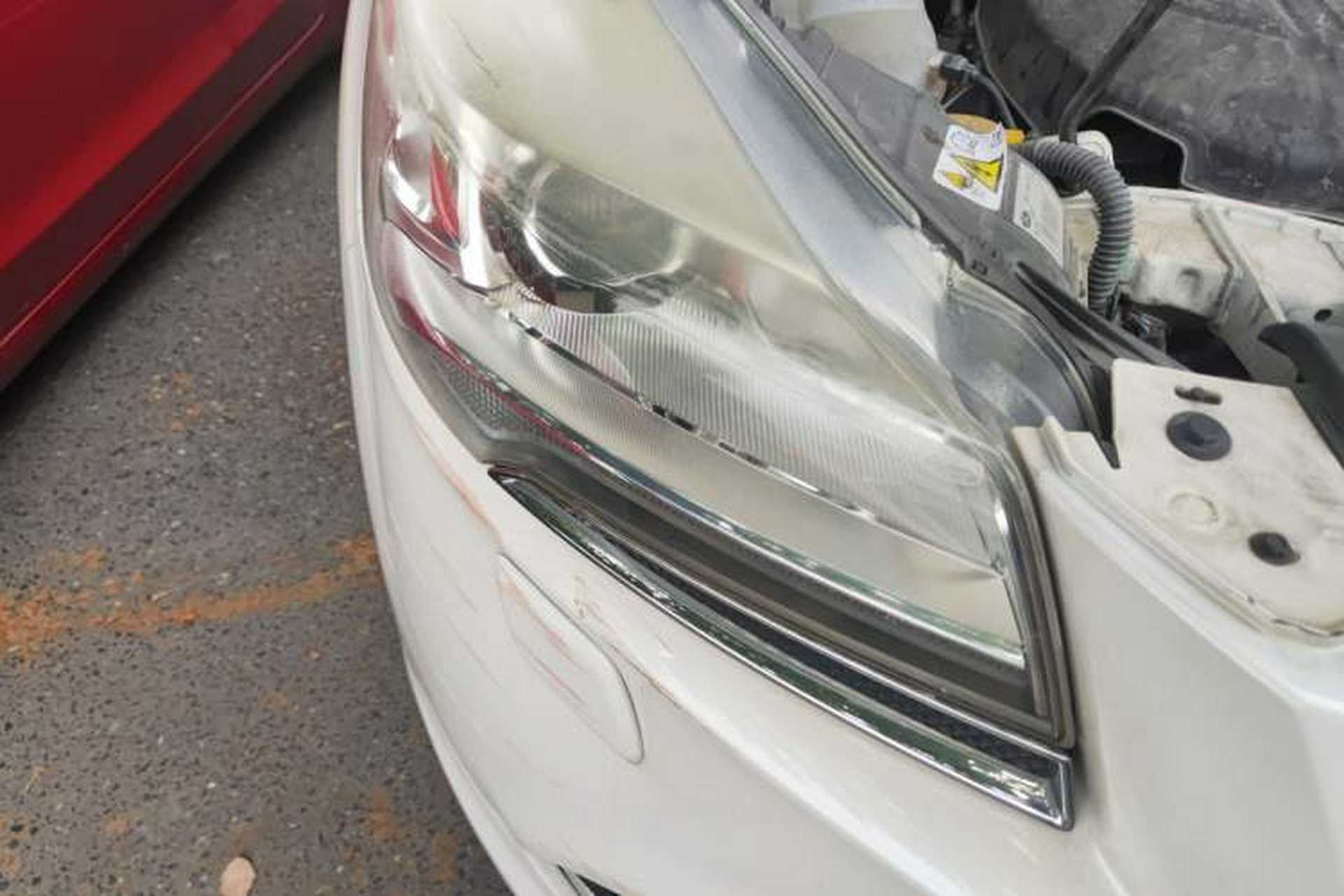 Used Ford Kuga 2015 2.0L GTDi Four-Wheel-Drive Sport Model Right Front Headlight