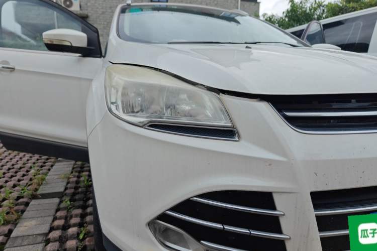 Used Ford Kuga 2015 2.0L GTDi Four-Wheel Drive Elite Model Right Front Headlight