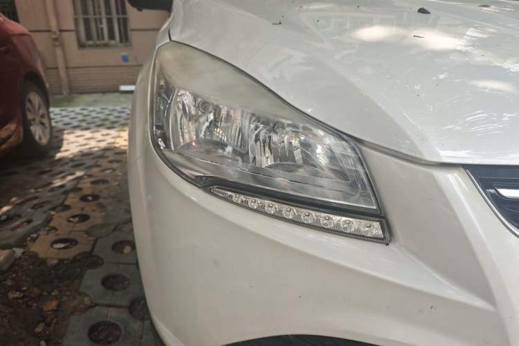 Used Ford Kuga 2015 1.5L GTDi Two-Wheel-Drive Comfort Model Right Front Headlight