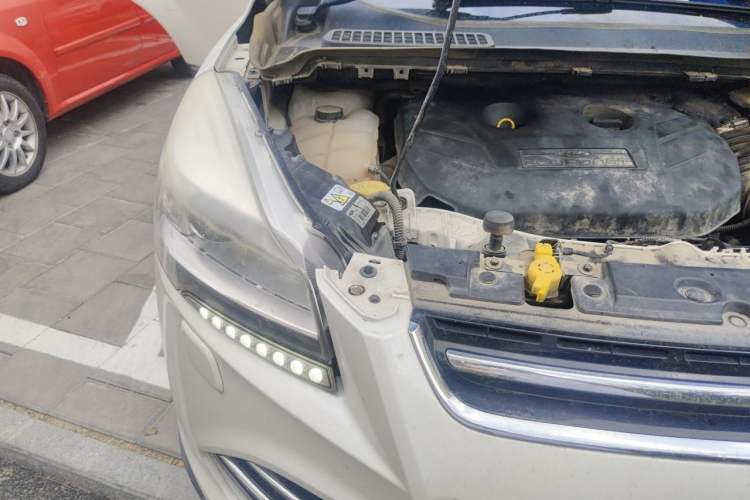 Used Ford Kuga 2015 2.0L GTDi Four-Wheel-Drive Sport Model Right Front Headlight