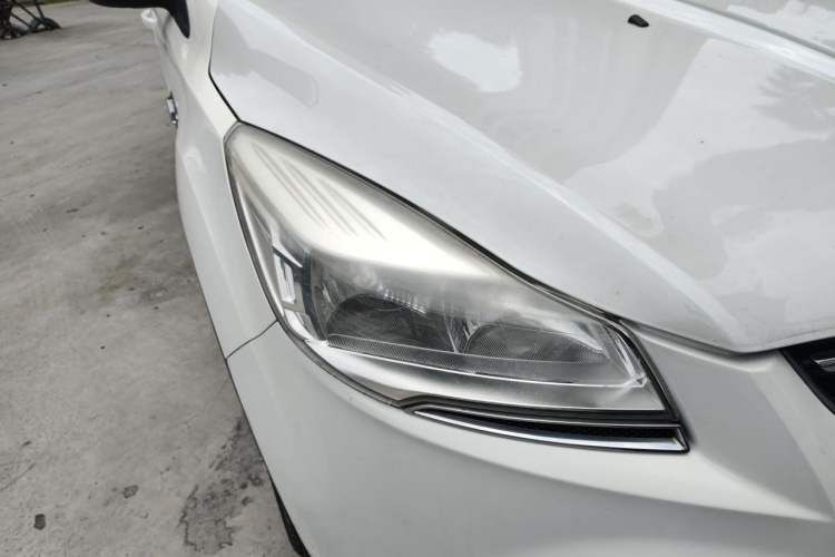 Used Ford Kuga 2015 1.5L GTDi Two-Wheel Drive Fashion Edition Right Front Headlight