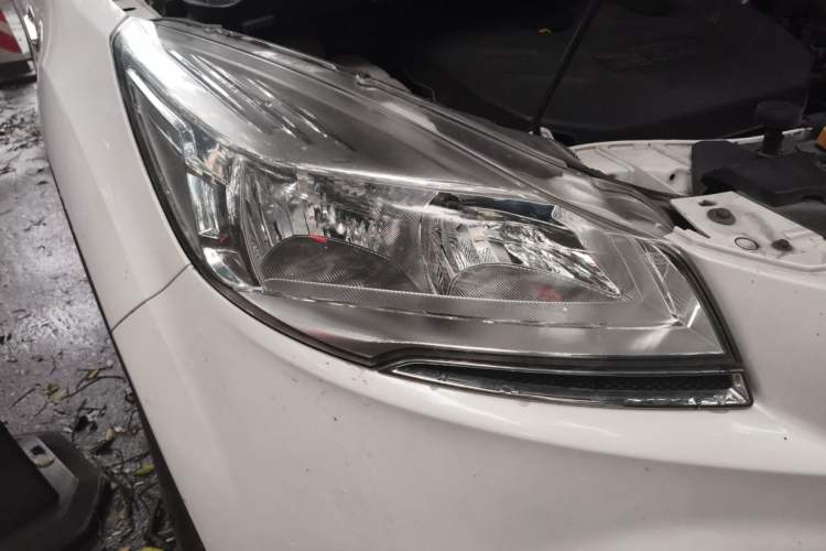 Used Ford Kuga 2015 2.0L GTDi Four-Wheel Drive Elite Model Right Front Headlight