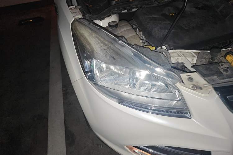 Used Ford Kuga 2015 2.0L GTDi Four-Wheel Drive Elite Model Right Front Headlight