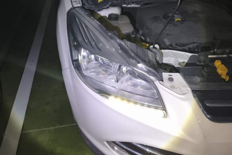 Used Ford Kuga 2015 1.5L GTDi Two-Wheel Drive Fashion Edition Right Front Headlight