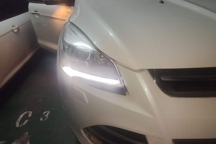 Used Ford Kuga 2015 2.0L GTDi Four-Wheel-Drive Sport Model Right Front Headlight