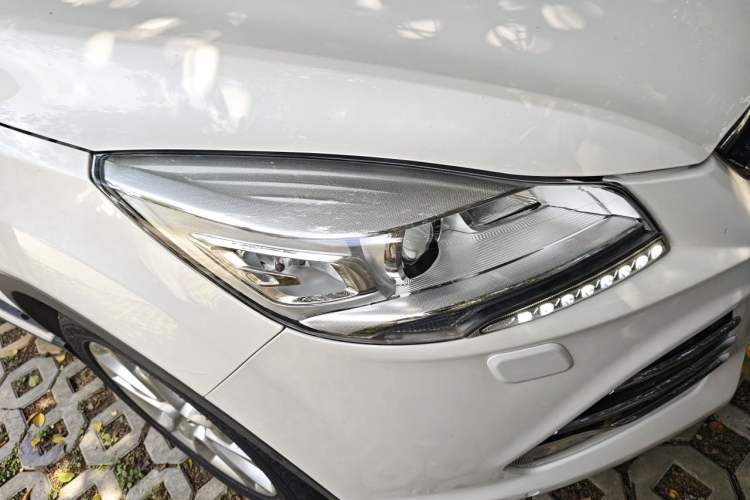 Used Ford Kuga 2015 2.0L GTDi Four-Wheel-Drive Sport Model Right Front Headlight