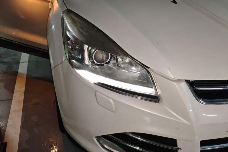 Used Ford Kuga 2015 2.0L GTDi Four-Wheel Drive Prestige Model Right Front Headlight