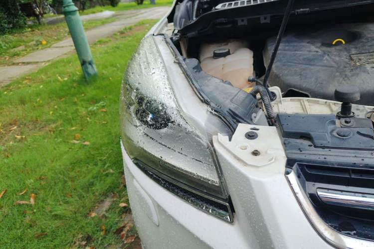 Used Ford Kuga 2015 2.0L GTDi Four-Wheel-Drive Sport Model Right Front Headlight