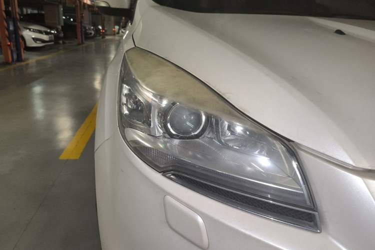 Used Ford Kuga 2015 2.0L GTDi Four-Wheel-Drive Sport Model Right Front Headlight