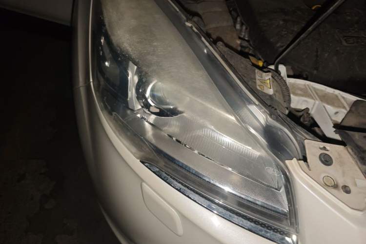 Used Ford Kuga 2015 2.0L GTDi Four-Wheel Drive Prestige Model Right Front Headlight