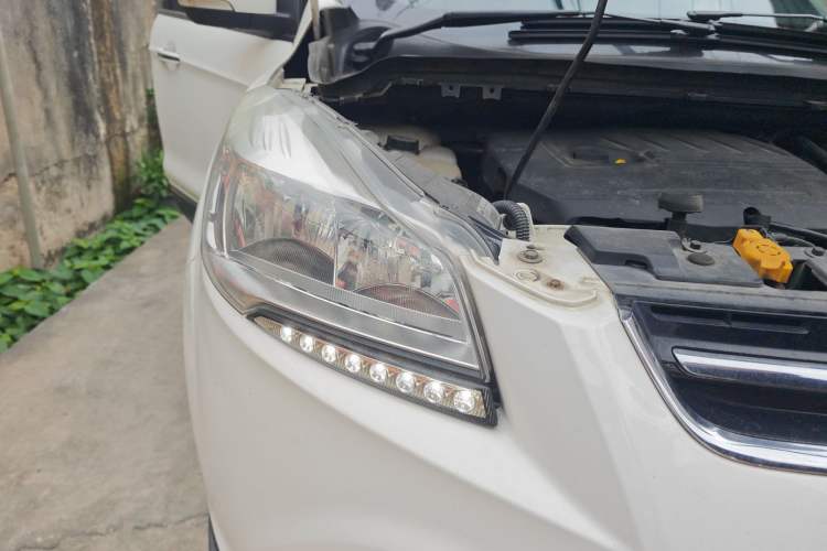 Used Ford Kuga 2015 1.5L GTDi Four-Wheel-Drive Elite Model Right Front Headlight