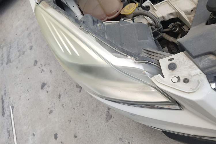 Used Ford Kuga 2015 2.0L GTDi Four-Wheel Drive Elite Model Right Front Headlight
