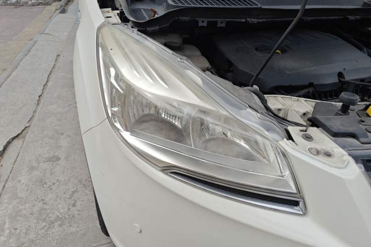 Used Ford Kuga 2015 1.5L GTDi Two-Wheel-Drive Comfort Model Right Front Headlight