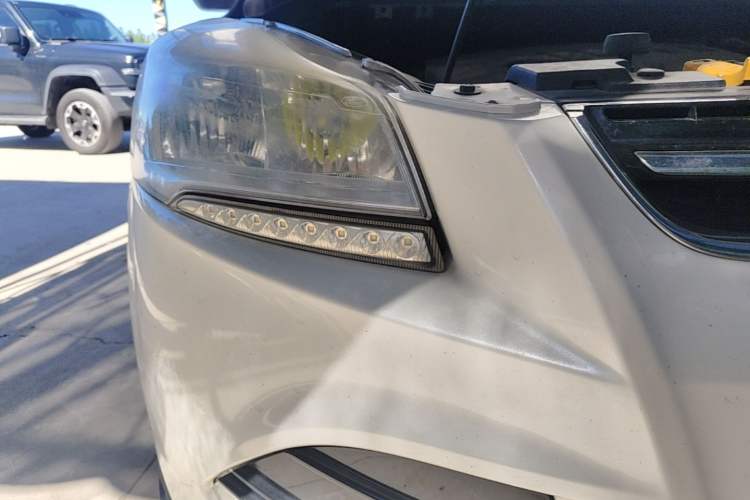 Used Ford Kuga 2015 1.5L GTDi Two-Wheel-Drive Comfort Model Right Front Headlight