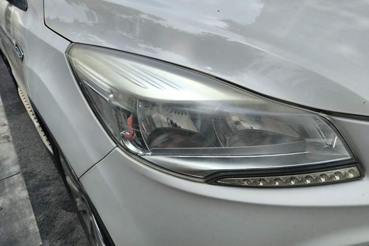 Used Ford Kuga 2015 2.0L GTDi Four-Wheel Drive Elite Model Right Front Headlight