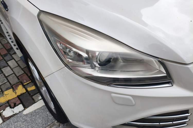Used Ford Kuga 2015 2.0L GTDi Four-Wheel-Drive Sport Model Right Front Headlight