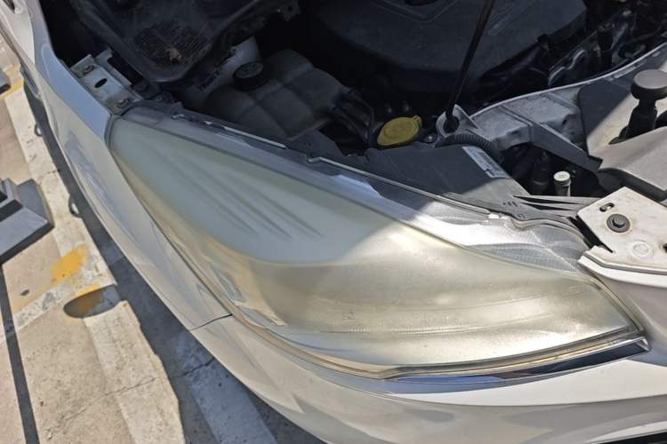 Used Ford Kuga 2015 1.5L GTDi Two-Wheel-Drive Comfort Model Right Front Headlight