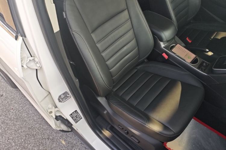 Used Ford Kuga 2015 2.0L GTDi Four-Wheel Drive Prestige Model Right Front Seat