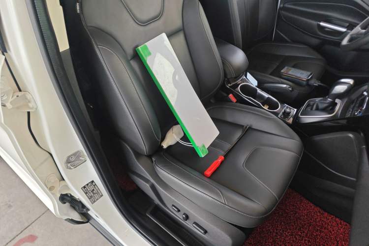 Used Ford Kuga 2015 2.0L GTDi Four-Wheel-Drive Sport Model Right Front Seat