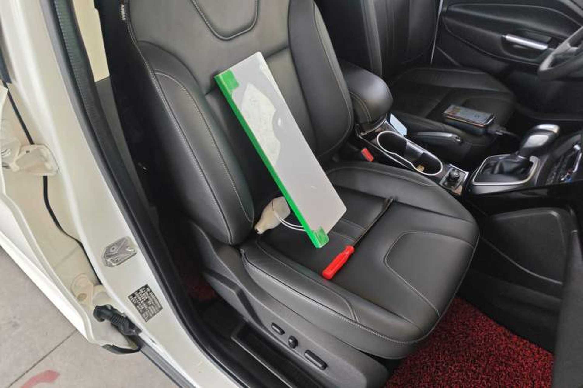 Used Ford Kuga 2015 2.0L GTDi Four-Wheel-Drive Sport Model Right Front Seat