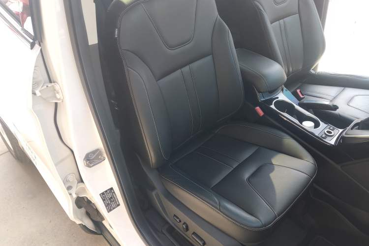 Used Ford Kuga 2015 2.0L GTDi Four-Wheel-Drive Sport Model Right Front Seat