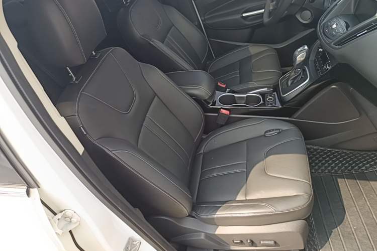 Used Ford Kuga 2015 2.0L GTDi Four-Wheel-Drive Sport Model Right Front Seat