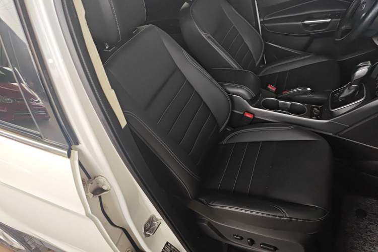 Used Ford Kuga 2015 2.0L GTDi Four-Wheel Drive Prestige Model Right Front Seat