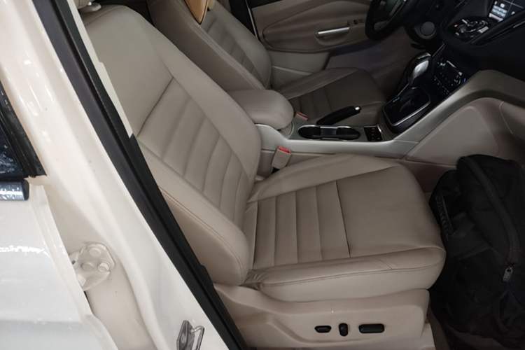 Used Ford Kuga 2015 2.0L GTDi Four-Wheel Drive Prestige Model Right Front Seat