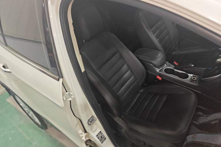 Used Ford Kuga 2015 2.0L GTDi Four-Wheel Drive Elite Model Right Front Seat