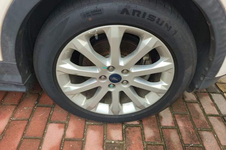 Used Ford Kuga 2015 1.5L GTDi Two-Wheel-Drive Comfort Model Right Front Wheel Hub