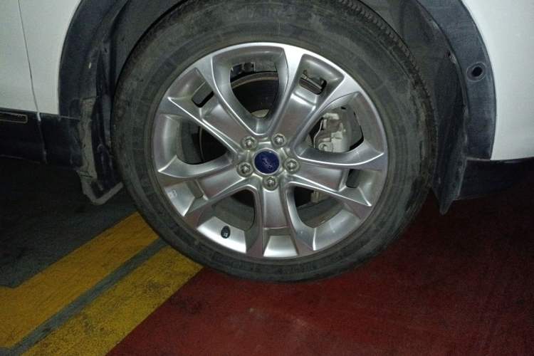 Used Ford Kuga 2015 2.0L GTDi Four-Wheel-Drive Sport Model Right Front Wheel Hub