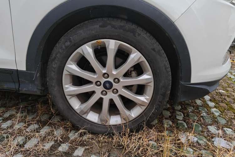 Used Ford Kuga 2015 1.5L GTDi Two-Wheel-Drive Comfort Model Right Front Wheel Hub