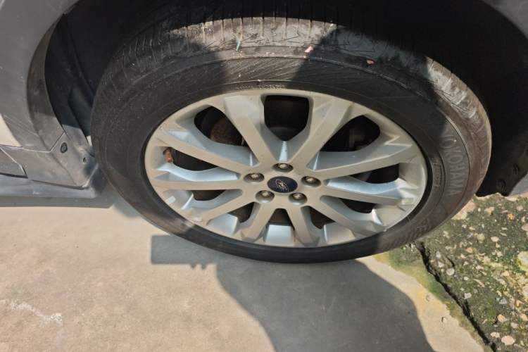 Used Ford Kuga 2015 1.5L GTDi Two-Wheel-Drive Comfort Model Right Front Wheel Hub