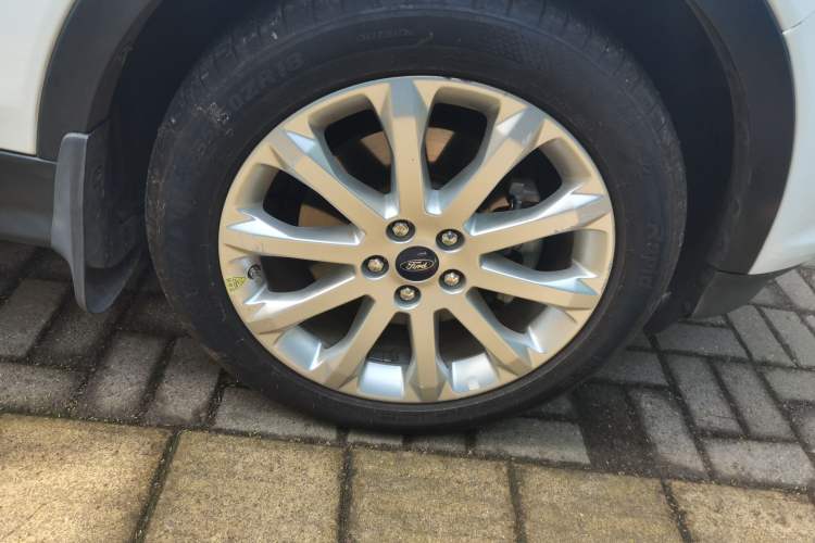 Used Ford Kuga 2015 1.5L GTDi Four-Wheel-Drive Elite Model Right Front Wheel Hub