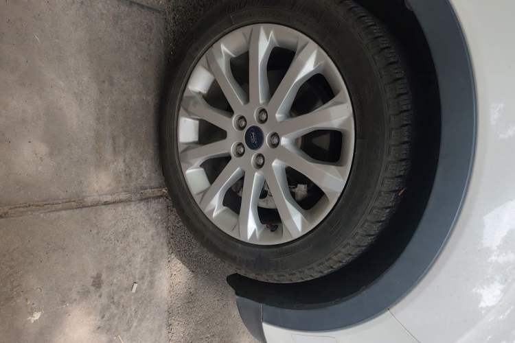 Used Ford Kuga 2015 2.0L GTDi Four-Wheel Drive Elite Model Right Front Wheel Hub
