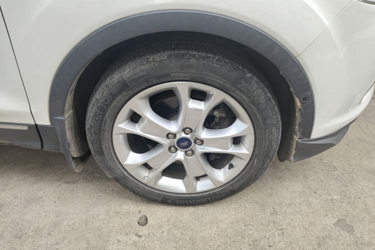 Used Ford Kuga 2015 2.0L GTDi Four-Wheel-Drive Sport Model Right Front Wheel Hub
